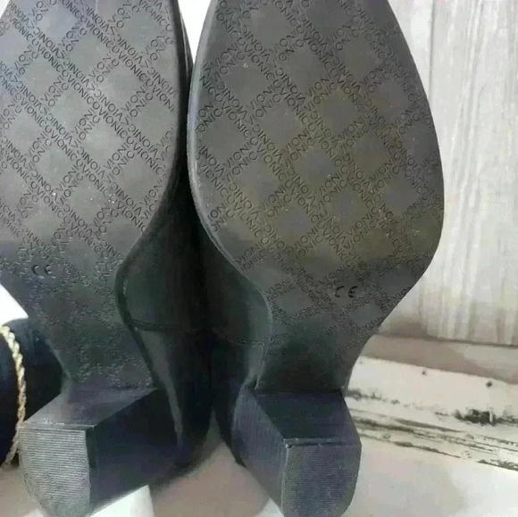 Vionic black booties with frindge zipper pull. - Picture 15 of 15